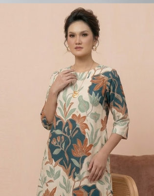 lady-standing-batik-mobile